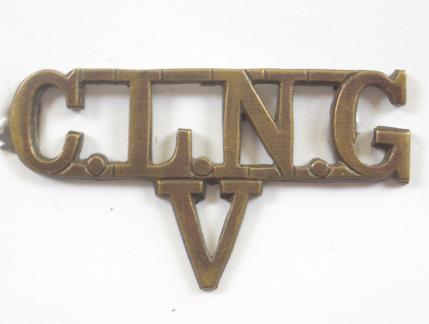 CLNG / V brass WWi VTC shoulder title
