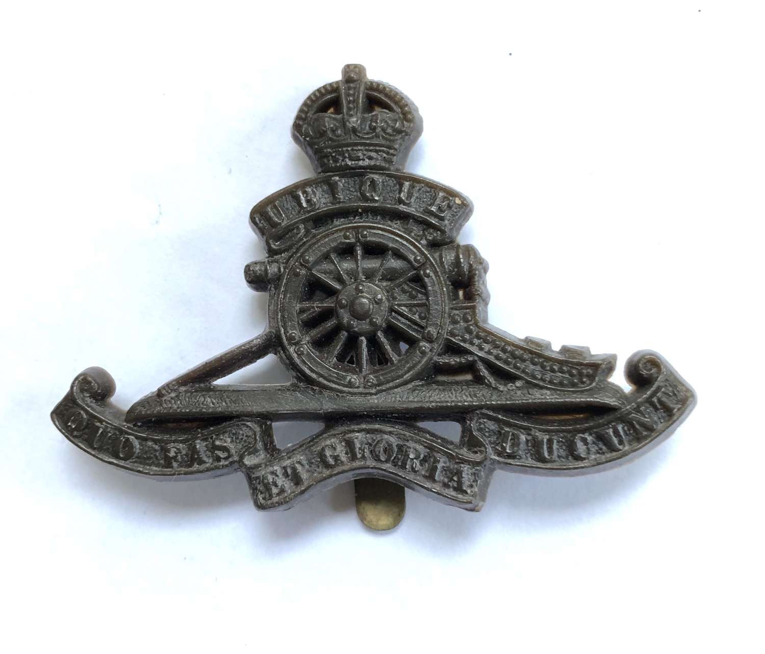 Royal Artillery rare WW2 plastic economy gun cap badge