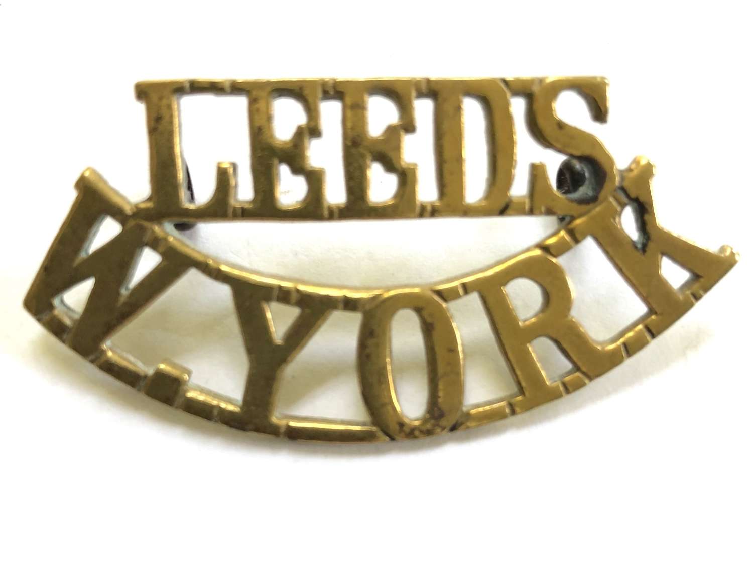 LEEDS / W.YORK WW1 Leeds Pals Kitchener's Army brass shoulder title.
