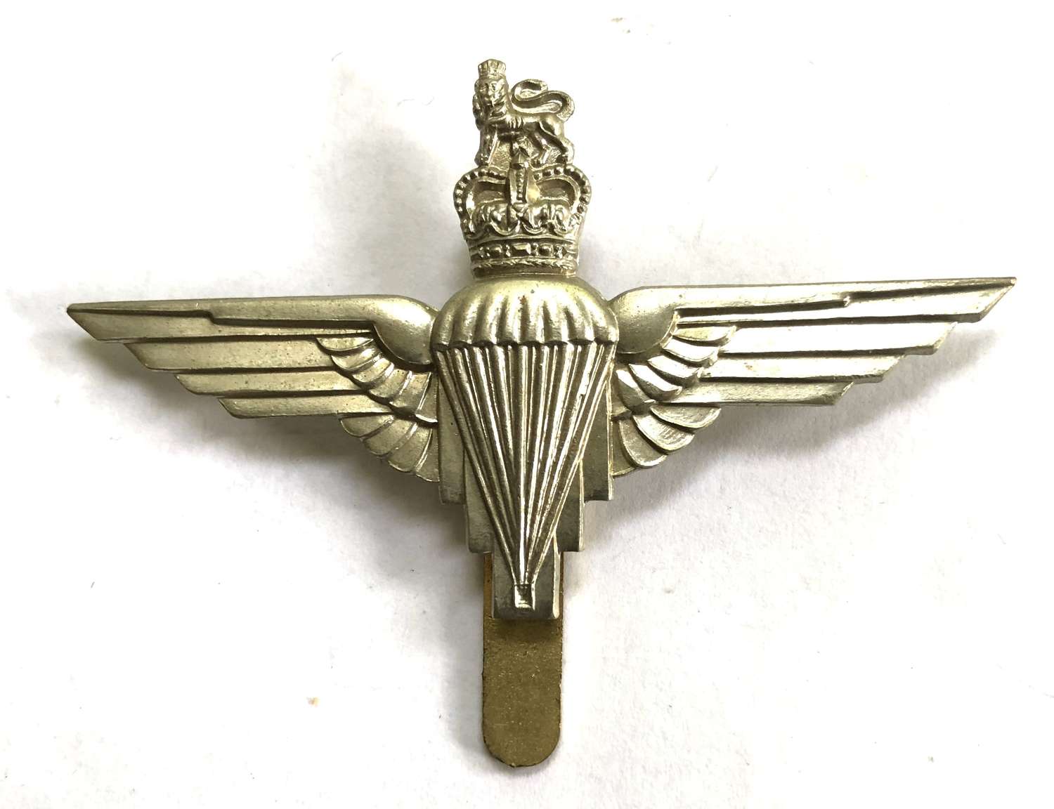Parachute Regiment post 1953 beret badge by J.R. Gaunt, London
