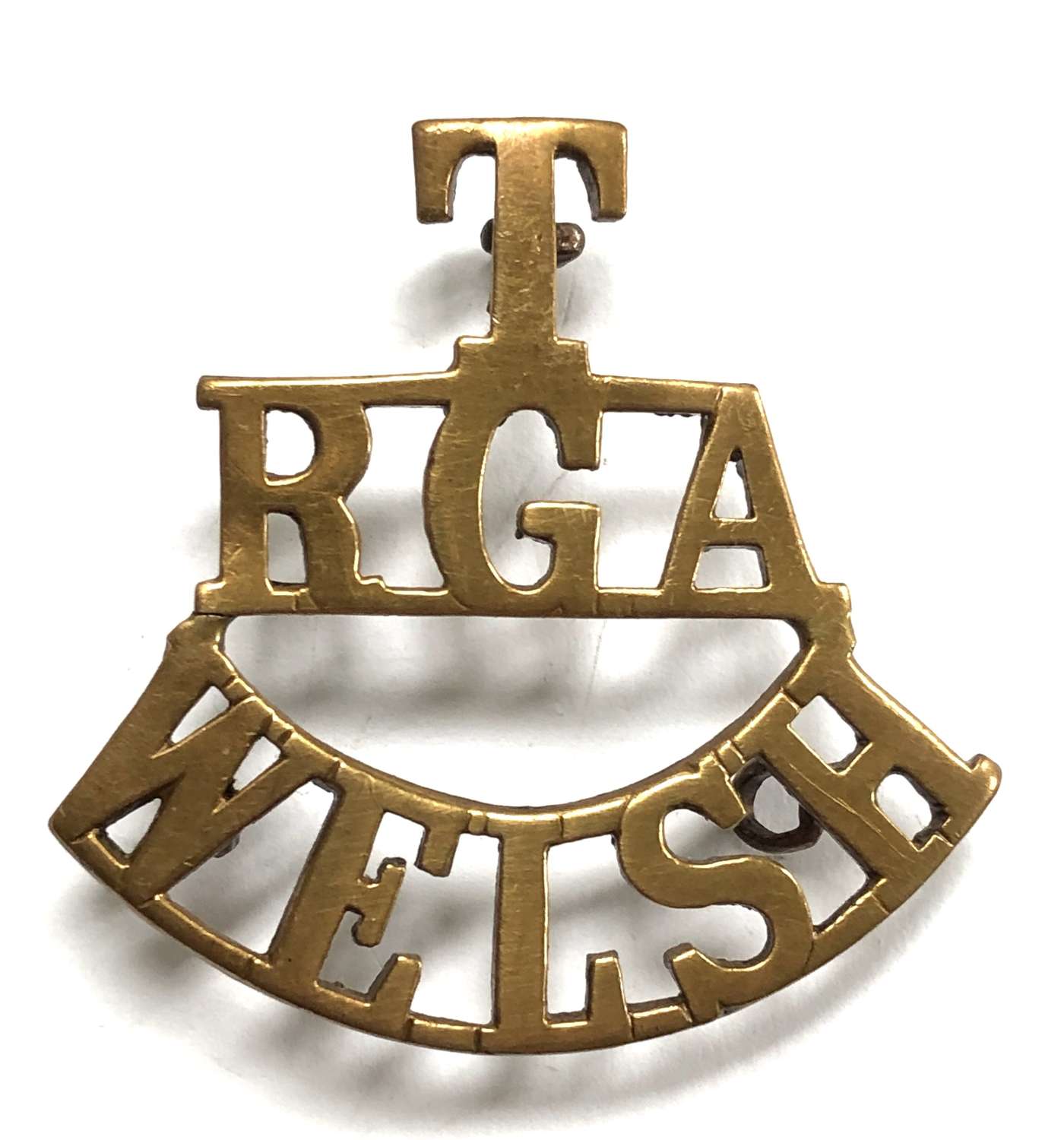 T / RGA / WELSH brass Royal Garrison Artillery shoulder title c1908-21