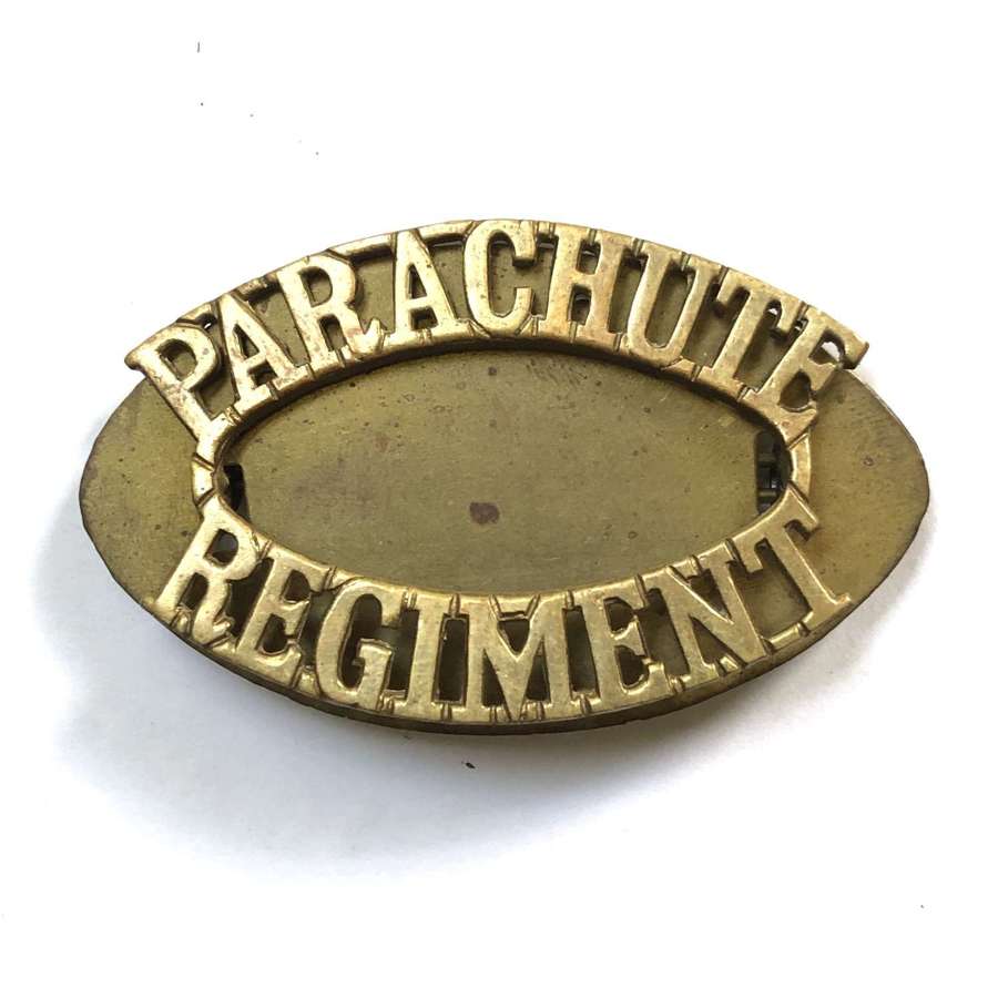 PARACHUTE / REGIMENT brass shoulder title