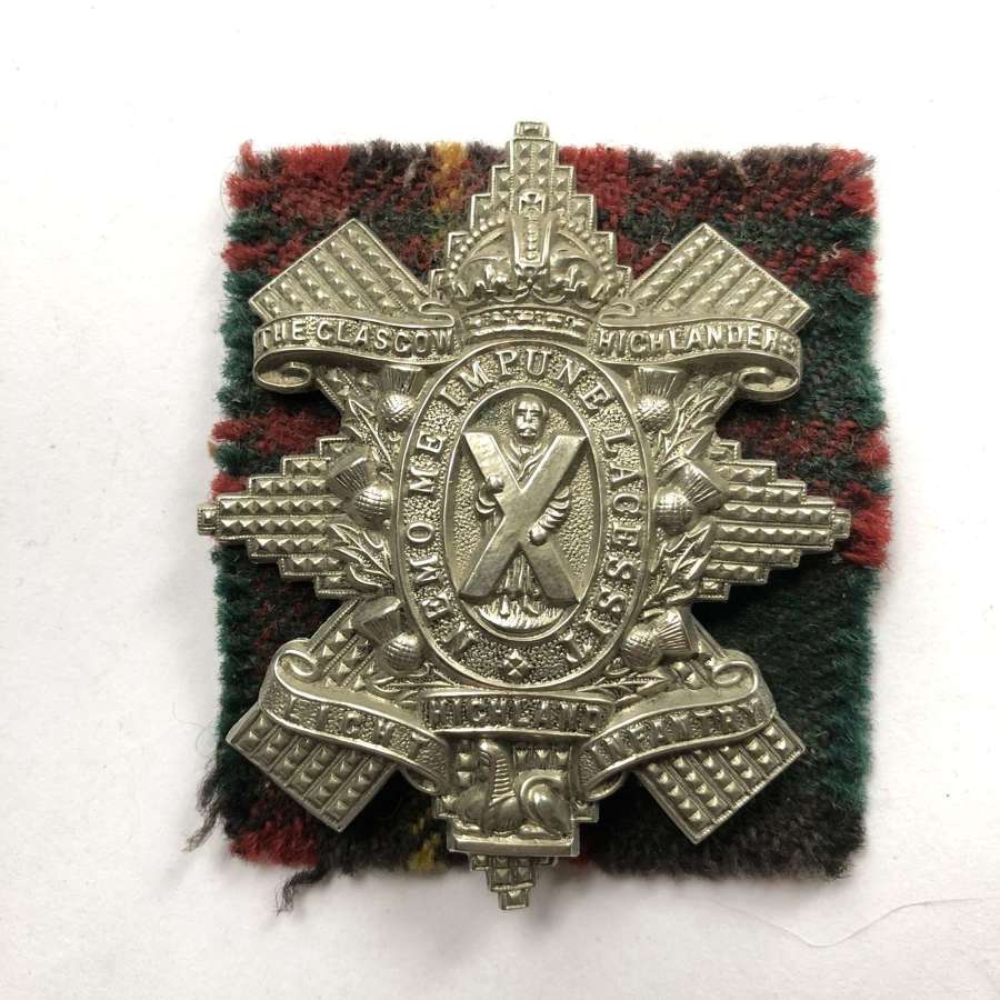 Glasgow Highlanders, HLI WW2 gengarry badge on Tartan backing