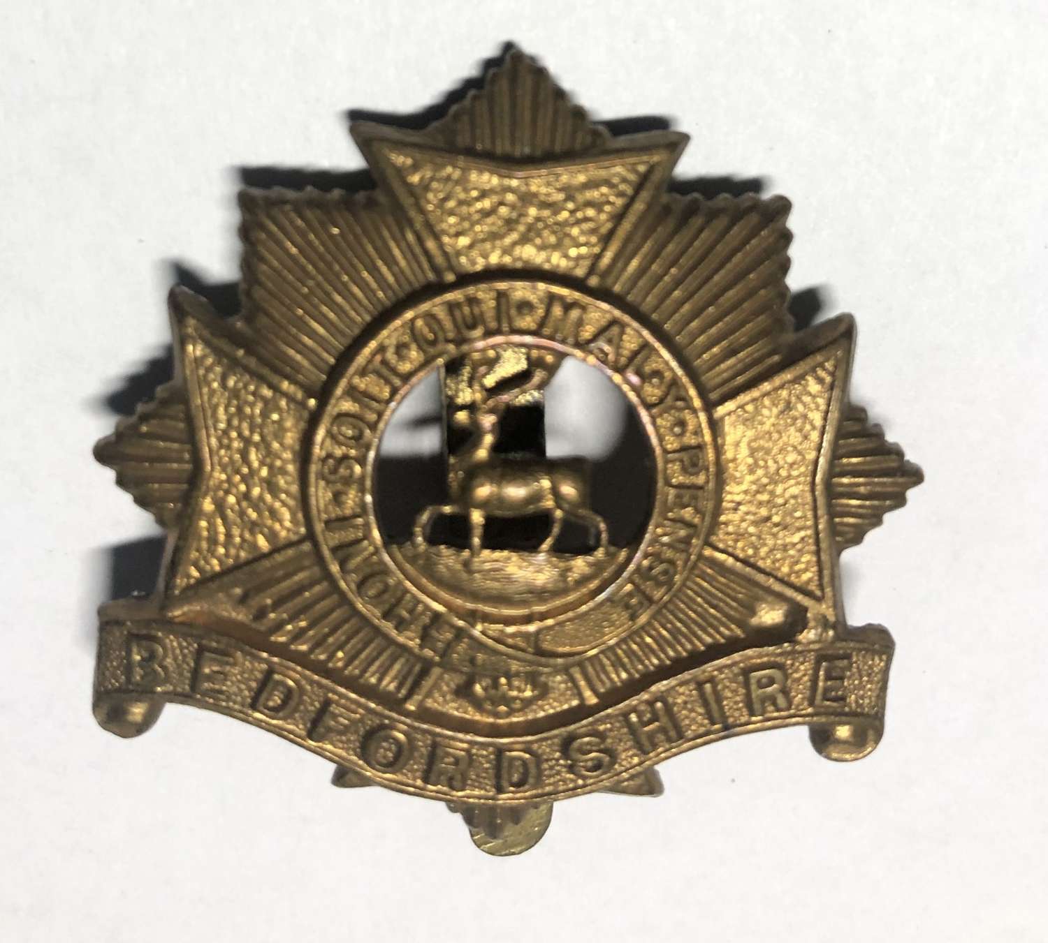 WW1 Bedforshire Regiment 1916 brass economy cap badge