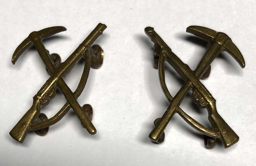 WW1 Service / Pioneer Battalions collar badges