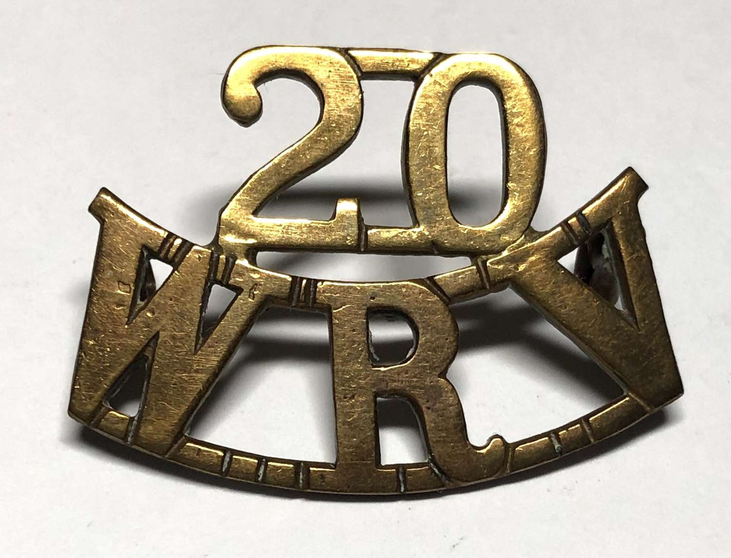 20 / WRV  WW1 West Riding Volunteers VTC brass shoulder title