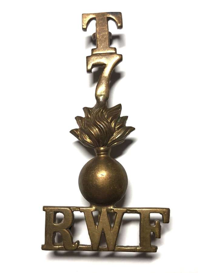 T / 7 Grenade RWF Royal Welsh Fusiliers post 1908 shoulder title