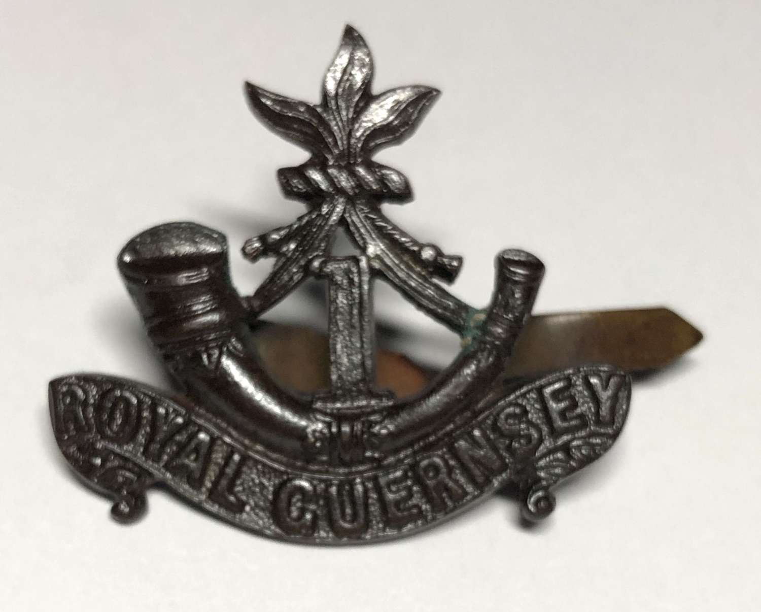 1st Royal Guernsey Militia Edwardian OSD cap badge c1902-08