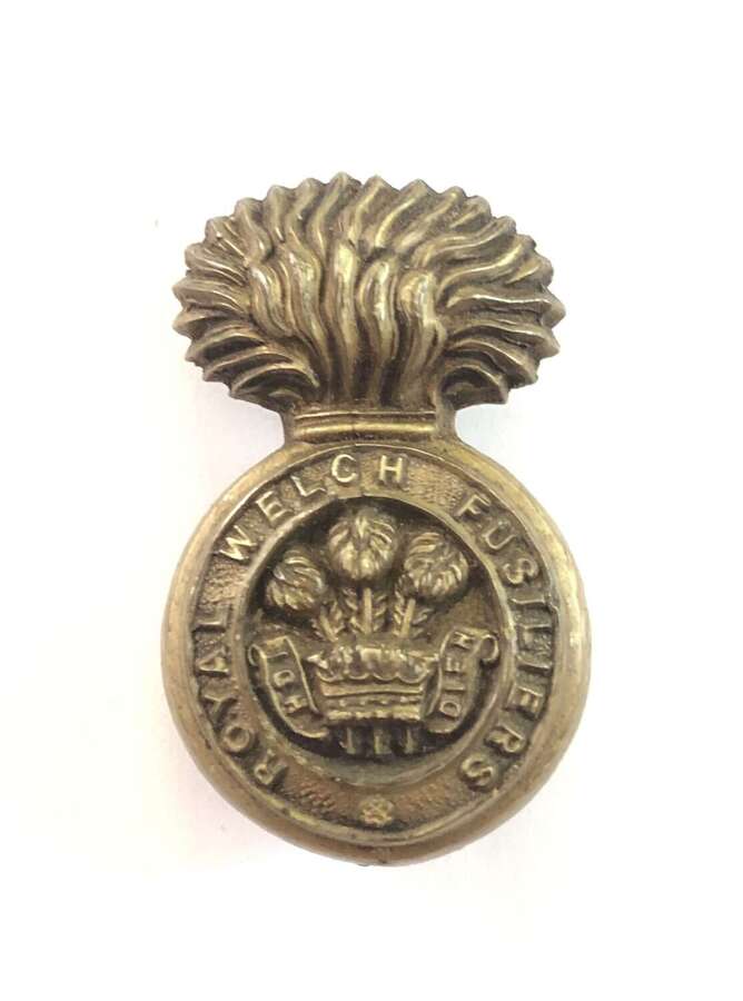 Royal Welch Fusiliers WW2 plastic economy cap badge