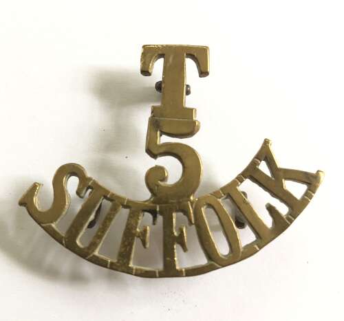 T / 5 / SUFFOLK (Bury St. Edmunds) WW1 brass shoulder title